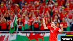 Tiền đạo xứ Wales Gareth Bale (11) ăn mừng sau khi ghi bàn thắng vào lưới đội tuyển Mỹ trên chấm phạt đền trong hiệp hai của trận đấu vòng bảng tại Giải vô địch bóng đá thế giới World Cup 2022 tại Sân vận động Ahmed Bin Ali. Ảnh: Yukihito Taguchi-USA TODAY Sports.