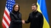 Phó Tổng thống Mỹ Kamala Harris (trái) bắt tay Tổng thống Ukraine Volodymyr Zelensky trong cuộc hội kiến bên lề Hội nghị thượng đỉnh về hòa bình ở Ukraine, tại thành phố nghỉ dưỡng sang trọng Buergenstock, gần Lucerne, Thụy Sĩ, ngày 15 tháng 6 năm 2024.