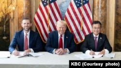 Ông Eric Frederick Trump (trái) và ông Đặng Thành Tâm (phải), Chủ tịch KBC, tại lễ ký kết hợp tác giữa Trump Organization và Tập đoàn Đầu tư Hưng Yên, dưới sự chứng kiến của cựu Tổng thống Donald Trump (giữa), tại New York, Mỹ, vào ngày 25/9/2024.