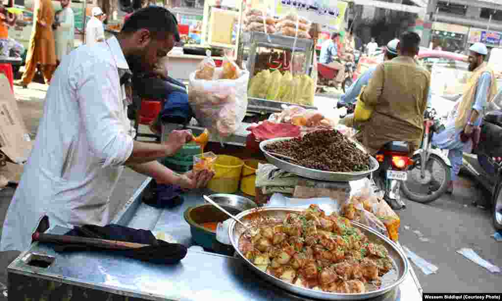 مصالحے دار آلو اور کالے چنوں کی چاٹ