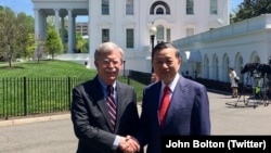 Bộ trưởng Công an Việt Nam Tô Lâm (phải) được Cố vấn An ninh Quốc gia Mỹ John Bolton tiếp đón tại Nhà Trắng ở Washington DC hôm 24/4. Ông Tô Lâm còn gặp gỡ các quan chức cấp cao khác của Mỹ trong chuyến thăm Washington tuần này. (Twitter John Bolton)