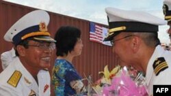 Chỉ huy tàu khu trục USS John S. McCain bắt tay với một sĩ quan cao cấp của Hải quân Việt Nam sau khi cập cảng Đà Nẵng, ngày 10/8/2010