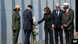 11 Eylül 2024 - Başkan Joe Biden ve Başkan Yardımcısı Kamala Harris, Pennsylvania eyaletindeki Shanksville'de 93 sefer sayılı uçağın düştüğü noktada bulunan anıta çelenk koydu.