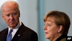 1 Şubat 2013 yılına ait bu fotoğrafta dönemin Başkan Yardımcısı Joe Biden ve Almanya Başbakanı Angela Merkel, Berlin'de bir toplantı sonrasında basının önüne çıkmadan önce görüntülenmiş.