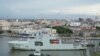 Tàu tuần tra hải quân Canada HMCS Margaret Brooke đi vào vịnh Havana. 