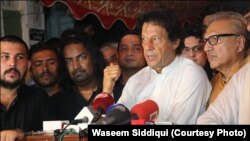 عمران خان امجد صابری کے گھر کے باہر میڈیا سے گفتگو کرتے ہوئے