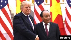 Thủ tướng Nguyễn Xuân Phúc (phải) và Tổng thống Donald Trump tại Văn phòng Chính phủ ở Hà Nội trong chuyến thăm của tổng thống Mỹ tới Việt Nam hôm 12/11/2017.