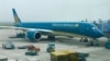 Một máy bay của Vietnam Airlines đón khách tại sân bay Nội Bài ở Hà Nội. Chuyến bay VN31 của hãng hàng không quốc gia từ TP HCM đi Frankfurt, Đức, hôm 28/5 bị trì hoãn để chờ 1 hành khách gây bức xúc trong dư luận.