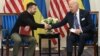 Tổng thống Mỹ Joe Biden gặp Tổng thống Ukraine Volodymyr Zelensky ở khách sạn Intercontinental ở Paris hôm 7/6